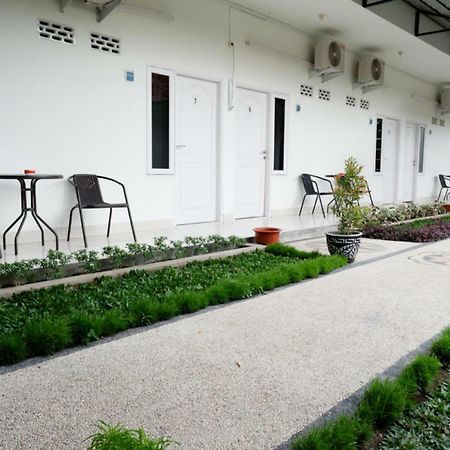 Reddoorz Near Mataram University Экстерьер фото