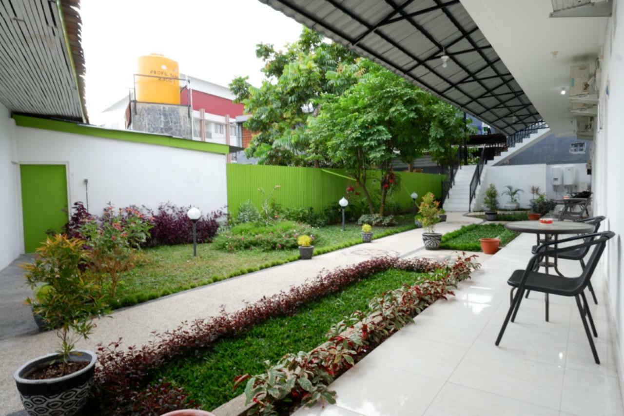 Reddoorz Near Mataram University Экстерьер фото