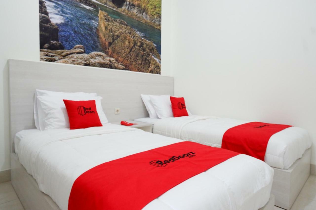 Reddoorz Near Mataram University Экстерьер фото