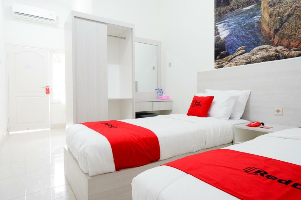 Reddoorz Near Mataram University Экстерьер фото